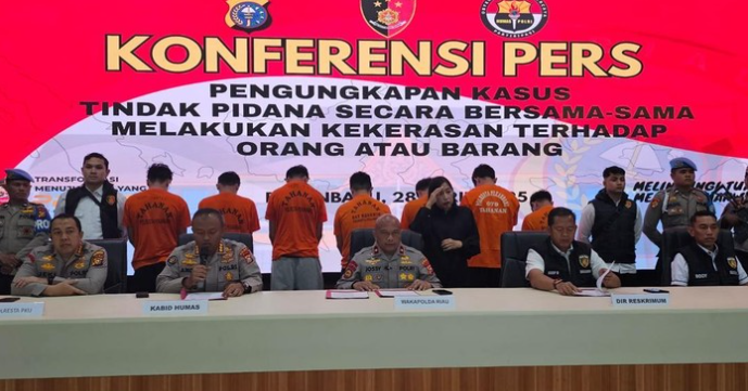 Polda Riau Tangkap 10 Penagih Hutang Bentrok di Halaman Polsek